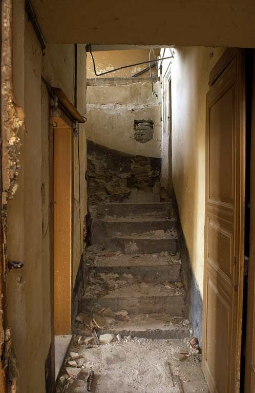 Ancien hôtel du gouverneur : passage donnant accès au laboratoire (porte à gauche) et à un escalier en ruine. © Michel Thierry / Région Bourgogne-Franche-Comté, Inventaire du patrimoine - 2004