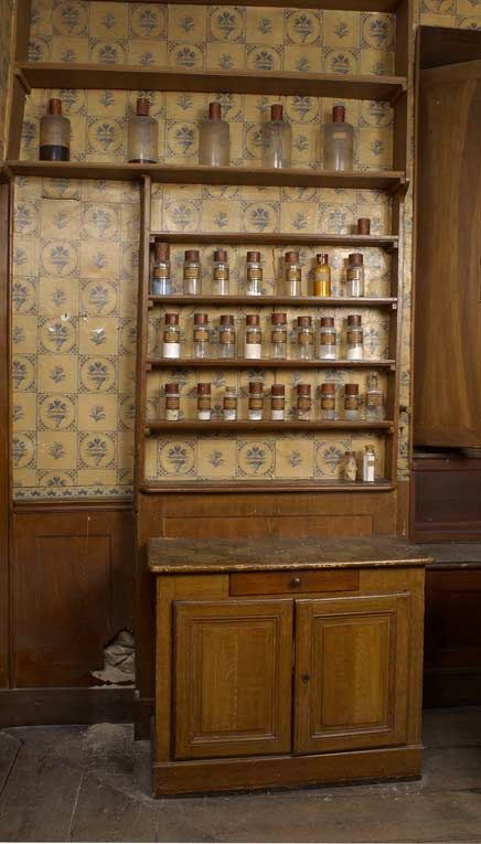 Ancien hôtel du gouverneur : pharmacie, détail : étagère et buffet bas à gauche de la fenêtre. © Michel Thierry / Région Bourgogne-Franche-Comté, Inventaire du patrimoine - 2004
