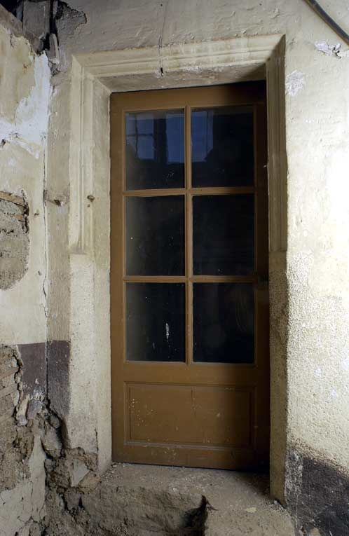 Ancien hôtel du gouverneur : fenêtre transformée en porte au fond du passage donnant accès au laboratoire. © Michel Thierry / Région Bourgogne-Franche-Comté, Inventaire du patrimoine - 2004