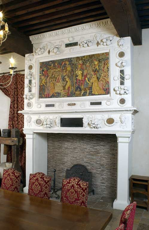 Ancien hôtel du gouverneur : salle du conseil d'administration, cheminée. © Michel Thierry / Région Bourgogne-Franche-Comté, Inventaire du patrimoine - 2004