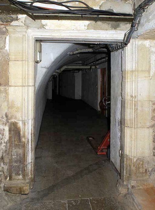 Ancien hôtel du gouverneur : sous-sol, porte. © Michel Thierry / Région Bourgogne-Franche-Comté, Inventaire du patrimoine - 2004
