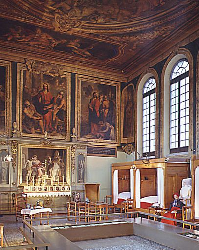 Salle Saint-Hugues : vue d'ensemble (autel et fenêtres sur le couvent des cordeliers). © Michel Rosso / Région Bourgogne-Franche-Comté, Inventaire du patrimoine - 2004