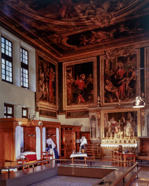 Salle Saint-Hugues : vue d'ensemble (autel et fenêtres sur la galerie haute). © Michel Rosso / Région Bourgogne-Franche-Comté, Inventaire du patrimoine - 2004