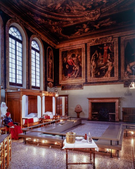 Salle Saint-Hugues : vue d'ensemble (cheminée et fenêtres sur le couvent des cordeliers). © Michel Rosso / Région Bourgogne-Franche-Comté, Inventaire du patrimoine - 2004