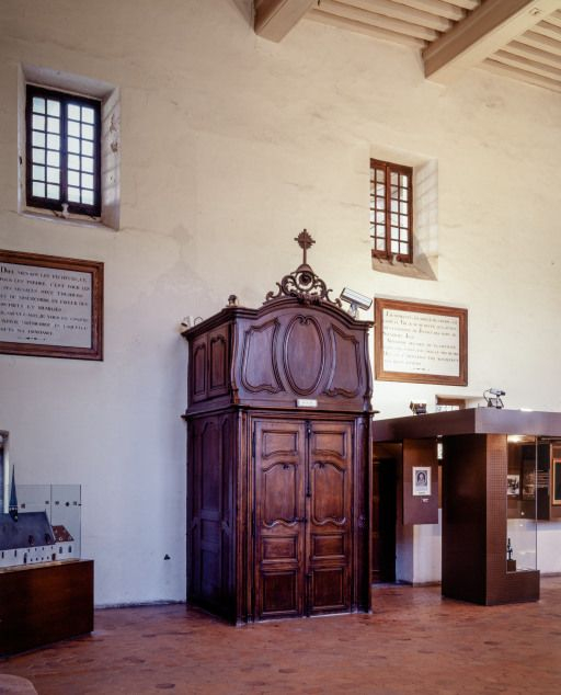 Salle Saint-Nicolas : tambour de l'ancienne infirmerie des femmes. © Michel Rosso / Région Bourgogne-Franche-Comté, Inventaire du patrimoine - 2004