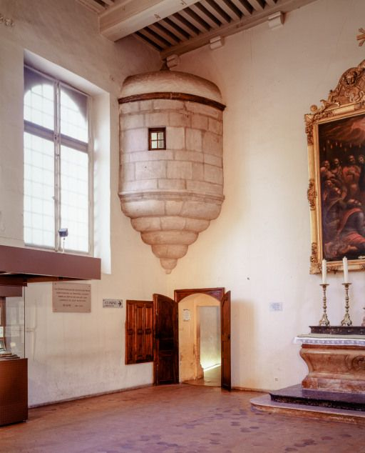 Salle Saint-Nicolas : "cabinet en trompe" servant de poste de surveillance, en surplomb au dessus de l'infirmerie des femmes. © Michel Rosso / Région Bourgogne-Franche-Comté, Inventaire du patrimoine - 2004