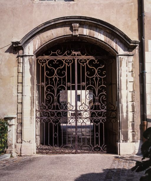 Passage couvert donnant accès à la deuxième cour : porte à deux vantaux en fer forgé, côté 2e cour (date portée 1786). © Michel Rosso / Région Bourgogne-Franche-Comté, Inventaire du patrimoine - 2004