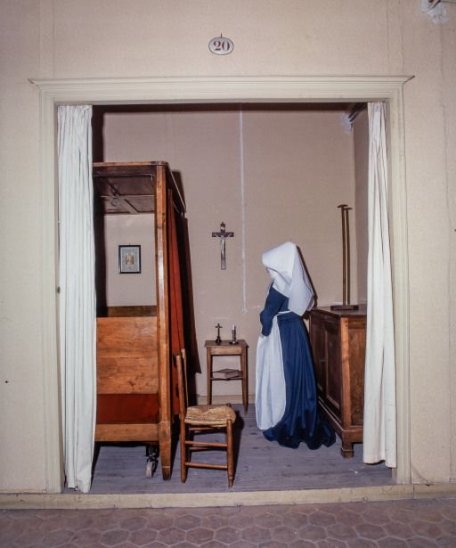 Grand corps de bâtiment : dortoir des soeurs, essai de reconstitution d'une alcôve. © Jean-Luc Duthu / Région Bourgogne-Franche-Comté, Inventaire du patrimoine - 2004