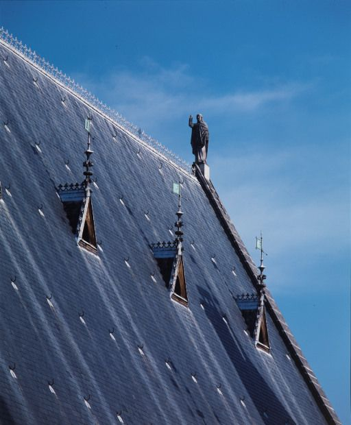 Grand corps de bâtiment : vue partielle du toit, depuis la cour ; statue de saint Jean-Baptiste, par Etienne de Saptes (XIXe siècle). © Michel Rosso / Région Bourgogne-Franche-Comté, Inventaire du patrimoine - 2004