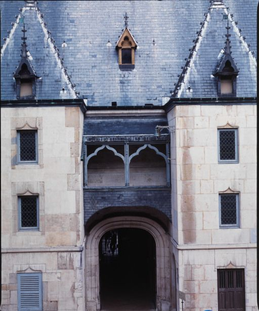 Grand corps de bâtiment (élévation sur cour) : détail des tourelles de part et d'autre du vestibule d'entrée. © Michel Rosso / Région Bourgogne-Franche-Comté, Inventaire du patrimoine - 2004