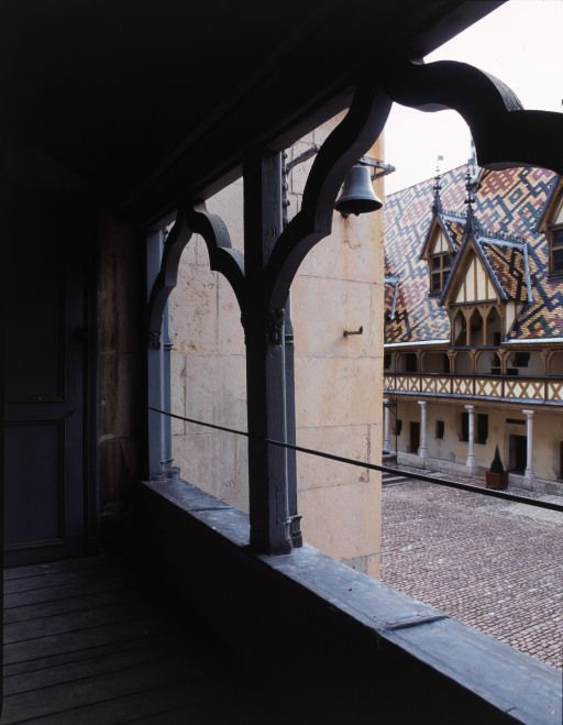 Grand corps de bâtiment (élévation sur cour) : détail, galerie de bois reliant les tourelles situées de part et d'autre du vestibule d'entrée. © Jean-Luc Duthu / Région Bourgogne-Franche-Comté, Inventaire du patrimoine - 2004