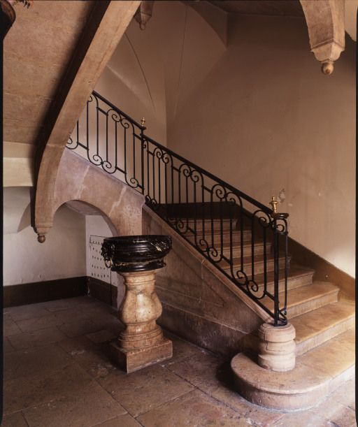 Bâtiment dit des greniers : escalier. © Michel Rosso / Région Bourgogne-Franche-Comté, Inventaire du patrimoine - 2004