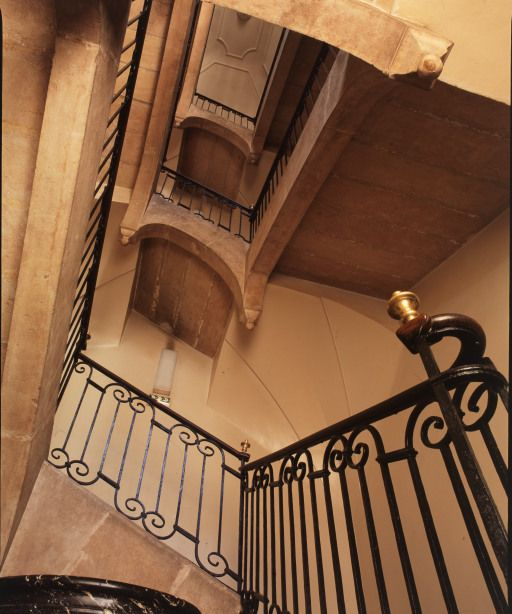 Bâtiment dit des greniers : escalier. © Michel Rosso / Région Bourgogne-Franche-Comté, Inventaire du patrimoine - 2004