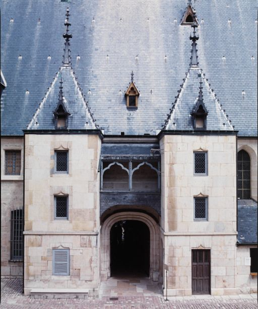 Grand corps de bâtiment (élévation sur cour) : détail, tourelles de part et d'autre de la porte du vestibule d'entrée. © Jean-Luc Duthu / Région Bourgogne-Franche-Comté, Inventaire du patrimoine - 2004