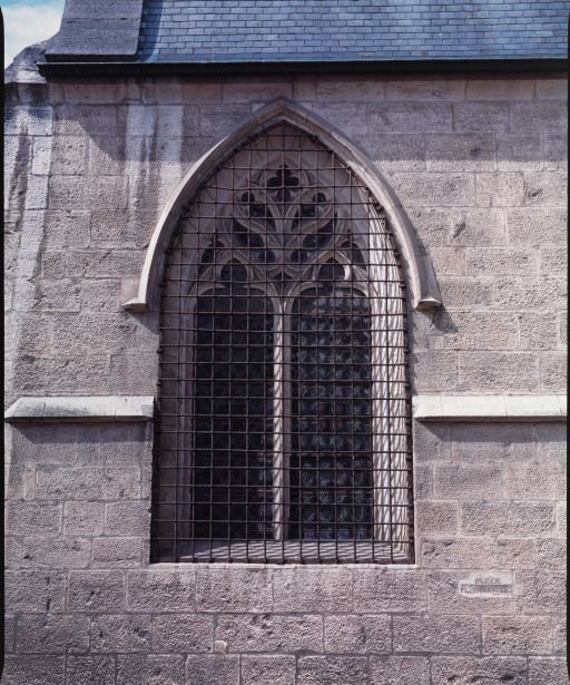 Elévation sur rue : détail, fenêtre de la chapelle. © Michel Rosso / Région Bourgogne-Franche-Comté, Inventaire du patrimoine - 2004