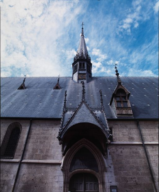 Elévation sur rue : flèche et auvent à double bâtière de la porte d'entrée. © Michel Rosso / Région Bourgogne-Franche-Comté, Inventaire du patrimoine - 2004