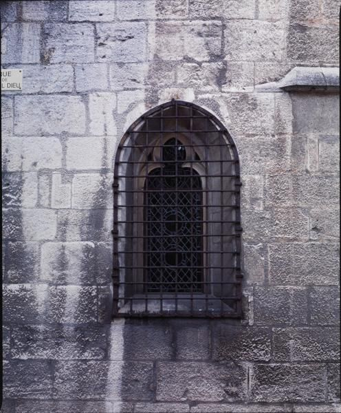 Elévation sur rue : fenêtre de la sacristie © Michel Rosso / Région Bourgogne-Franche-Comté, Inventaire du patrimoine - 2004