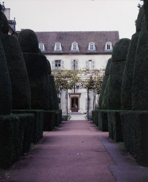 Bâtiment Saint-Joseph : élévation antérieure (vue depuis les jardins). © Michel Rosso / Région Bourgogne-Franche-Comté, Inventaire du patrimoine - 2004