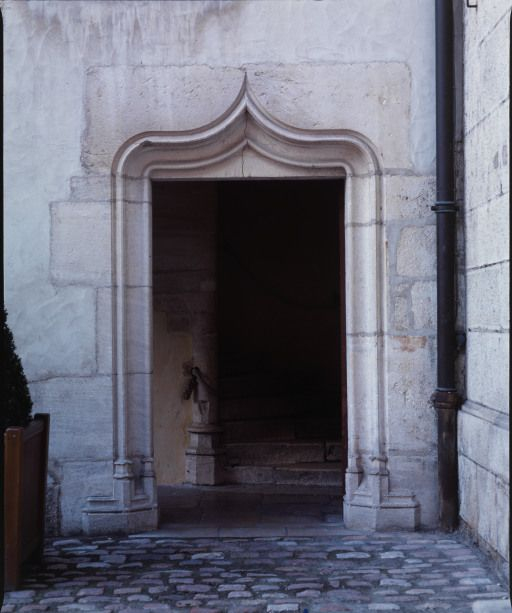 Tourelle d'escalier carrée : détail, porte côté cour. © Jean-Luc Duthu / Région Bourgogne-Franche-Comté, Inventaire du patrimoine - 2004