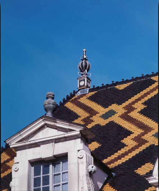 Salle Saint-Louis : détail, couverture et lucarne. © Michel Rosso / Région Bourgogne-Franche-Comté, Inventaire du patrimoine - 2004