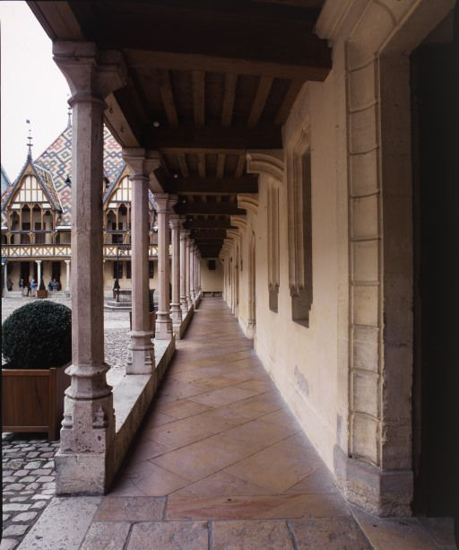 Grande aile sur cour : galerie basse. © Jean-Luc Duthu / Région Bourgogne-Franche-Comté, Inventaire du patrimoine - 2004