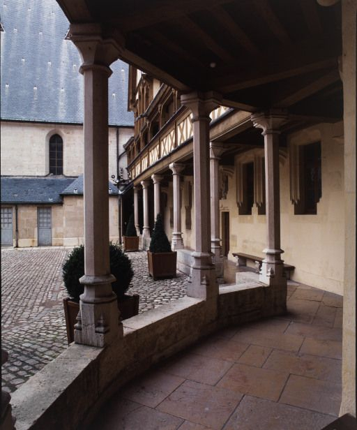 Angle des ailes sur cour : galerie basse. © Jean-Luc Duthu / Région Bourgogne-Franche-Comté, Inventaire du patrimoine - 2004