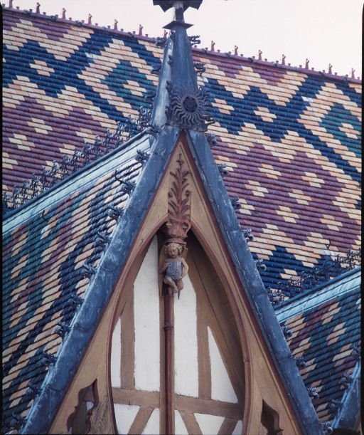 Grande aile sur cour : louvre de la chambre du Roi (ange sculpté par Adolphe Gleisse au début du XXe siècle). © Jean-Luc Duthu / Région Bourgogne-Franche-Comté, Inventaire du patrimoine - 2004