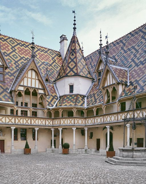 Angle des deux ailes sur cour. © Michel Rosso / Région Bourgogne-Franche-Comté, Inventaire du patrimoine - 2004