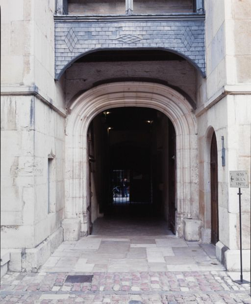 Vestibule d'entrée, vue depuis la cour. © Michel Rosso / Région Bourgogne-Franche-Comté, Inventaire du patrimoine - 2004