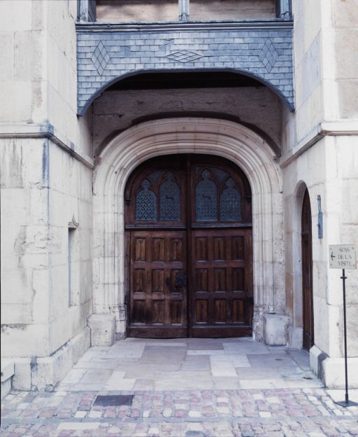 Vestibule d'entrée : détail, porte à deux vantaux (sur cour). © Jean-Luc Duthu / Région Bourgogne-Franche-Comté, Inventaire du patrimoine - 2004