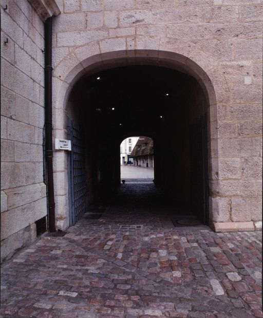 Passage couvert entre la rue et la cour (vu depuis la cour). © Jean-Luc Duthu / Région Bourgogne-Franche-Comté, Inventaire du patrimoine - 2004