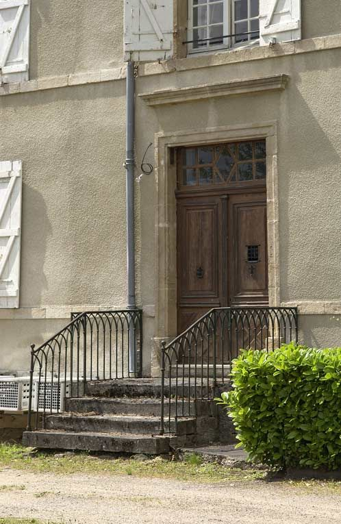 Détail de la porte d'entrée sur la façade antérieure. © Michel Thierry / Région Bourgogne-Franche-Comté, Inventaire du patrimoine - 2004