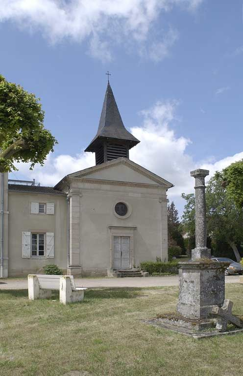 Façade antérieure de la chapelle et croix. © Michel Thierry / Région Bourgogne-Franche-Comté, Inventaire du patrimoine - 2004
