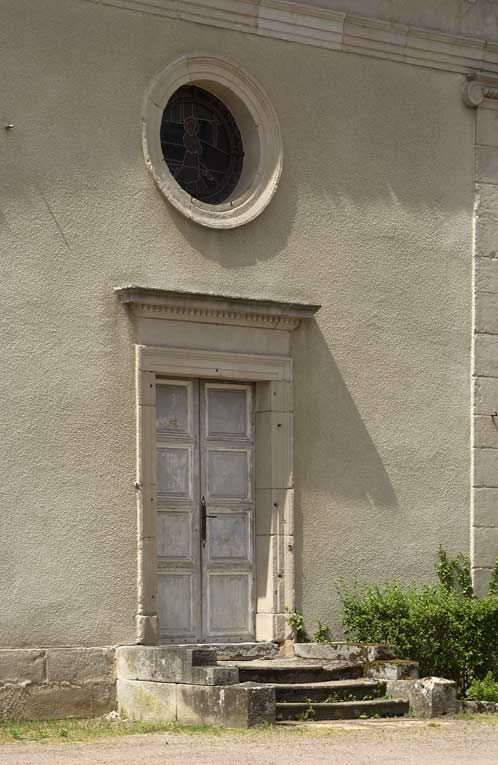 Porte de la chapelle surmontée d'un oculus. © Michel Thierry / Région Bourgogne-Franche-Comté, Inventaire du patrimoine - 2004