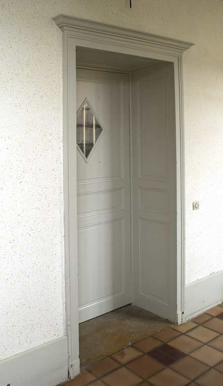 Porte d'une ancienne salle (aile gauche, premier étage). © Michel Thierry / Région Bourgogne-Franche-Comté, Inventaire du patrimoine - 2004