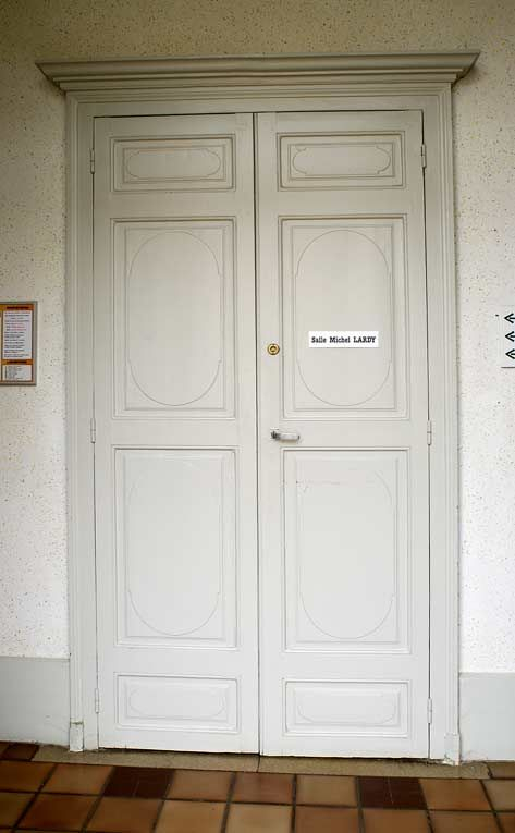 Ancien réfectoire des soeurs (aile gauche, premier étage), détail de la porte d'entrée. © Michel Thierry / Région Bourgogne-Franche-Comté, Inventaire du patrimoine - 2004