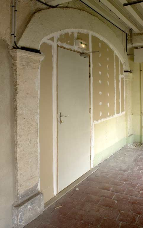 Etage de comble de l'aile gauche, détail d'une ancienne porte condamnée. © Michel Thierry / Région Bourgogne-Franche-Comté, Inventaire du patrimoine - 2004