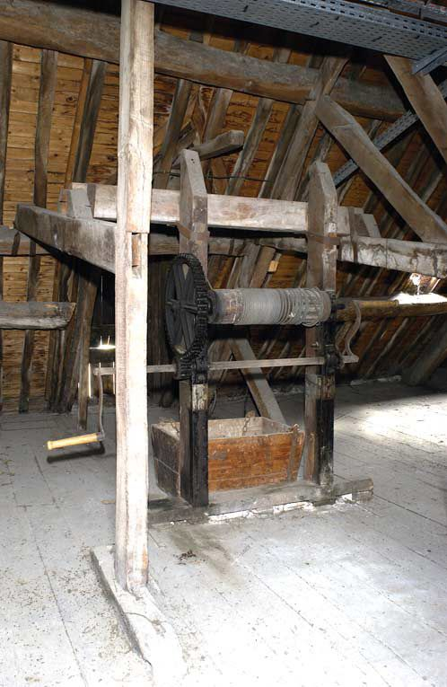 Grenier de l'aile gauche, instrument de levage du linge à sécher. © Michel Thierry / Région Bourgogne-Franche-Comté, Inventaire du patrimoine - 2004