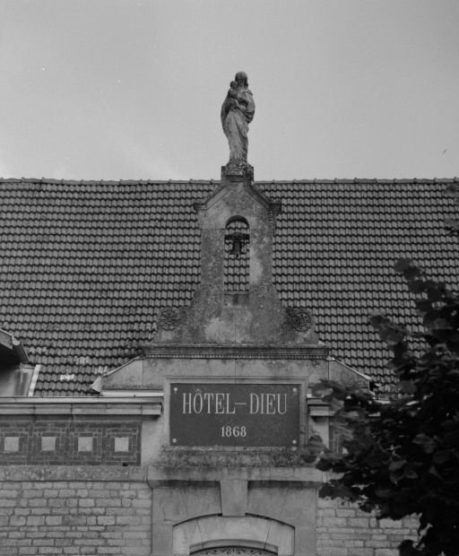 Façade antérieure, détail du fronton avec cloche et statue. © Michel Rosso / Région Bourgogne-Franche-Comté, Inventaire du patrimoine - 2004