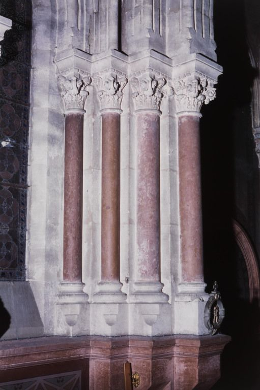 Chapelle, série de colonnettes bas-côté droit. © Michel Rosso / Région Bourgogne-Franche-Comté, Inventaire du patrimoine - 2004