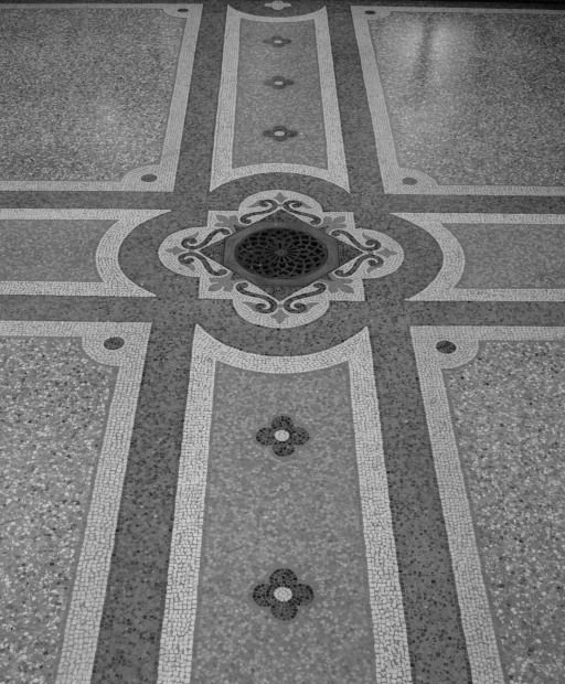 Chapelle, mosaïque néo-romane du sol de la nef. © Michel Rosso / Région Bourgogne-Franche-Comté, Inventaire du patrimoine - 2004