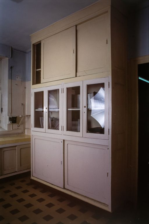 Laboratoire pharmaceutique : vue intérieure sur les placards. © Jean-Luc Duthu / Région Bourgogne-Franche-Comté, Inventaire du patrimoine - 2004