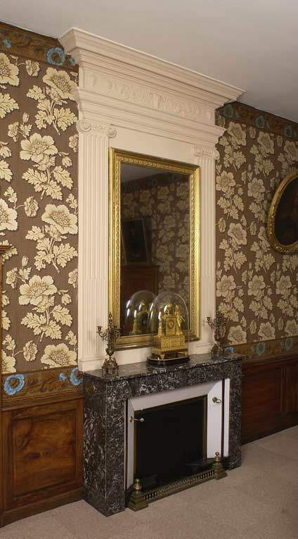 Salle du conseil d'administration, détail de la cheminée. © Michel Thierry / Région Bourgogne-Franche-Comté, Inventaire du patrimoine - 2004