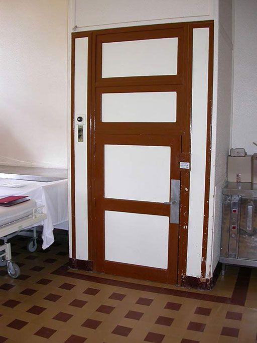 Détail du monte-plats. © Sylvie Le Clech / Région Bourgogne-Franche-Comté, Inventaire du patrimoine - 2004