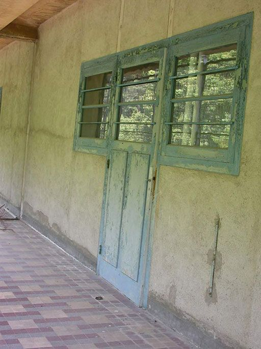 Galerie de cure nord dite "froide" : détail d'une porte et d'une fenêtre. © Sylvie Le Clech / Région Bourgogne-Franche-Comté, Inventaire du patrimoine - 2004