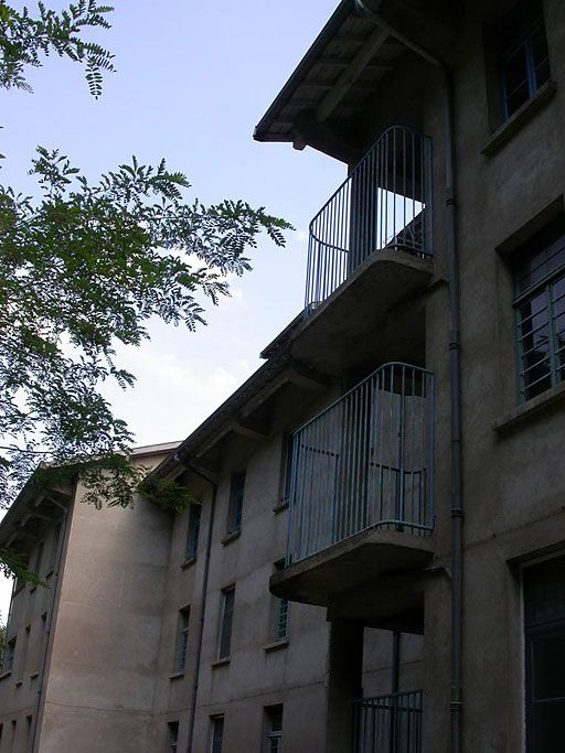 Aile des soins médicaux : détail des balcons. © Sylvie Le Clech / Région Bourgogne-Franche-Comté, Inventaire du patrimoine - 2004