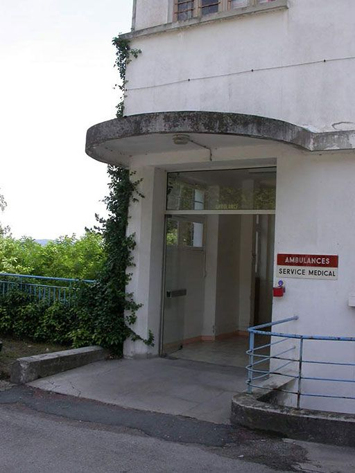 Aile des soins médicaux : détail de l'entrée avec auvent. © Sylvie Le Clech / Région Bourgogne-Franche-Comté, Inventaire du patrimoine - 2004