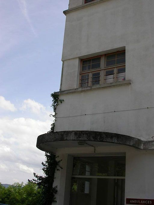Aile des soins médicaux : détail de l'auvent et d'une fenêtre. © Sylvie Le Clech / Région Bourgogne-Franche-Comté, Inventaire du patrimoine - 2004