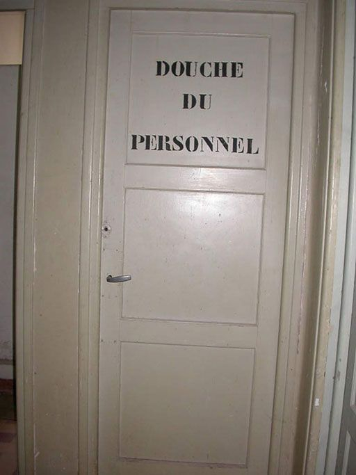 Aile des soins, rez-de-chaussée : détail de la porte des douches du personnel. © Sylvie Le Clech / Région Bourgogne-Franche-Comté, Inventaire du patrimoine - 2004