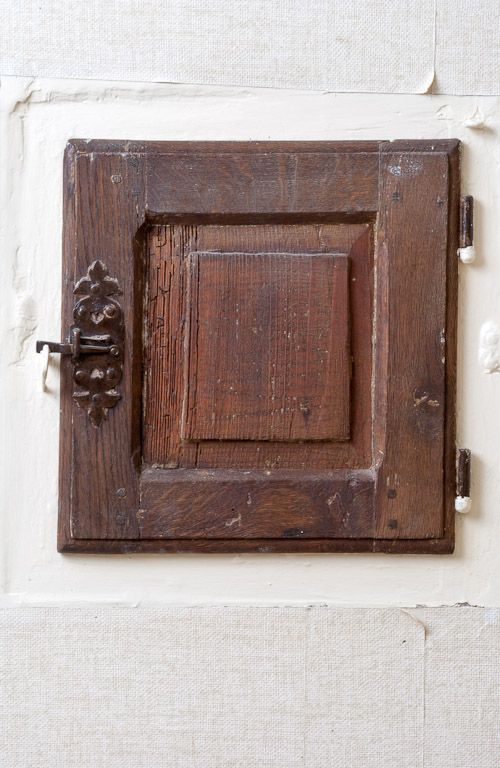 Corps de bâtiment principal : petite porte d'un placard mural du vestibule (mur nord). © Michel Thierry / Région Bourgogne-Franche-Comté, Inventaire du patrimoine - 2005